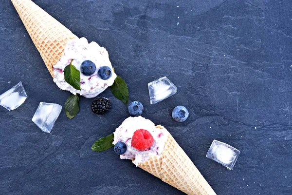 Conos Helado Gofre Llenos Bolas Helado Frutas Del Bosque Con —  Fotos de Stock