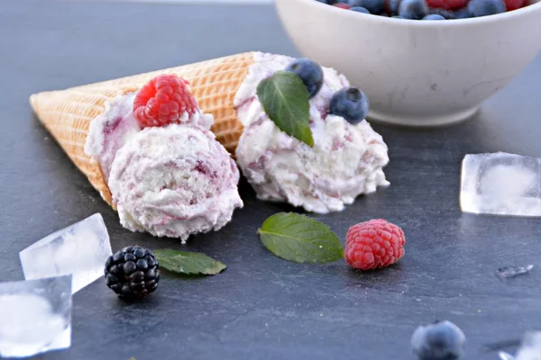 Conos Helado Gofre Llenos Bolas Helado Frutas Del Bosque Con — Foto de Stock