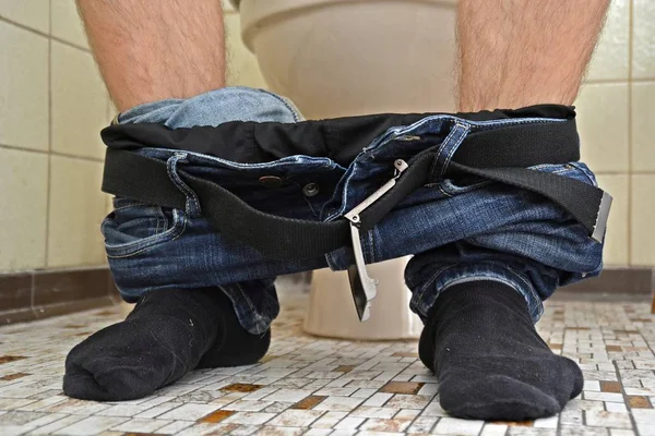 Muž Sedící Toaletě — Stock fotografie