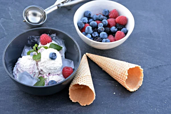 Eine Dunkle Schüssel Voller Waldbeeren Eiskugeln Mit Minzblättern Und Daneben — Stockfoto