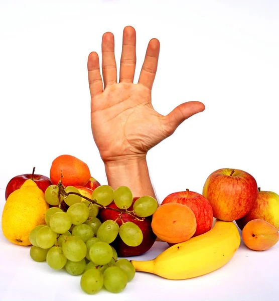 Mão Rompendo Monte Frutas — Fotografia de Stock