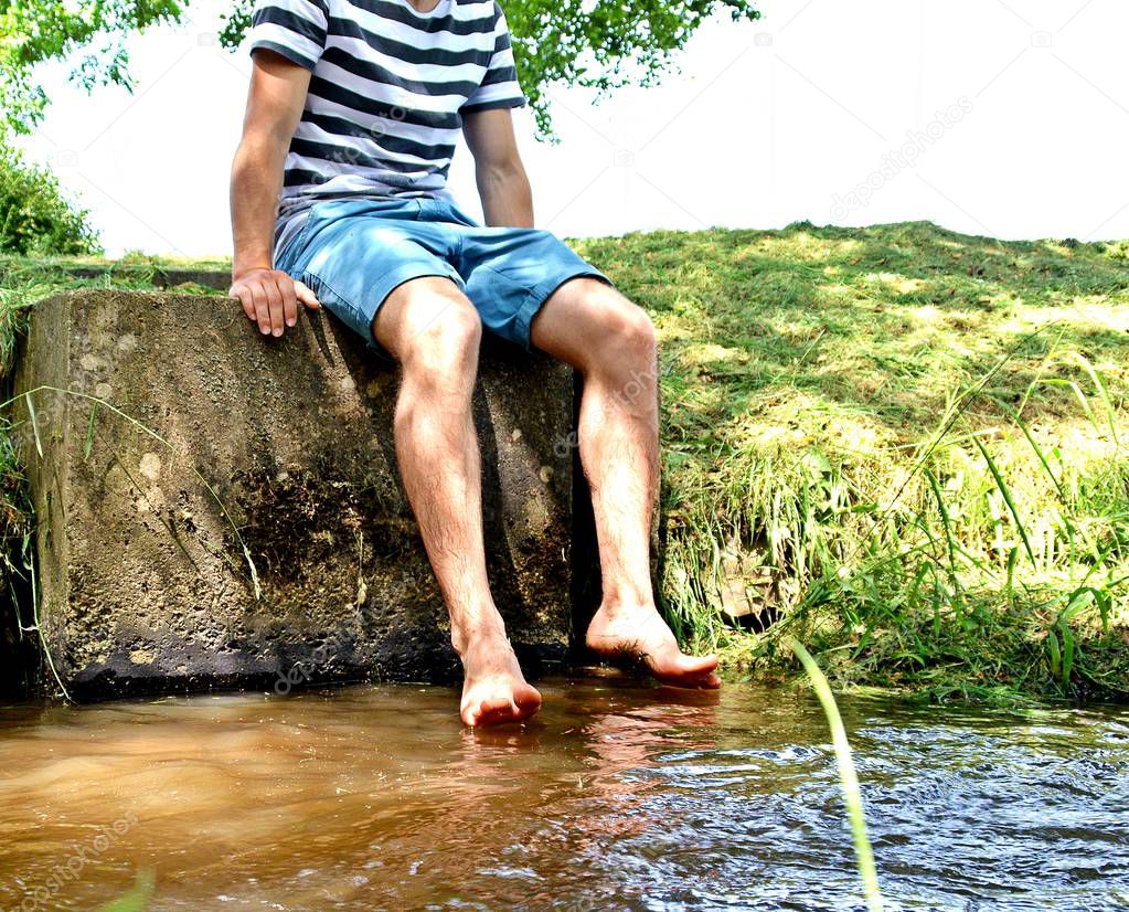 Hang feet in the river