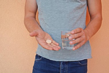 Hap ve su tutan adam 