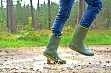 Bir su birikintisi ile çizme ile çalışan