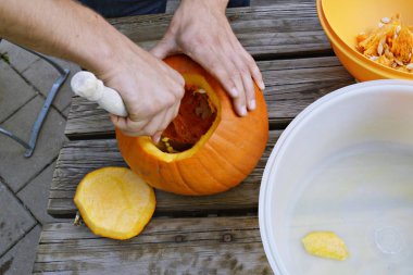 cadılar bayramı için bir kabak kesti