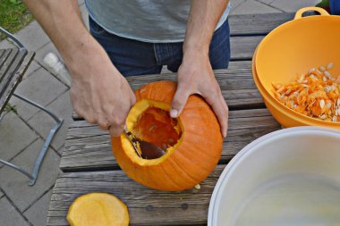 cadılar bayramı için bir kabak kesti
