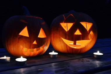 karanlıkta parlayan ürkütücü küçük cadılar bayramı kabakları