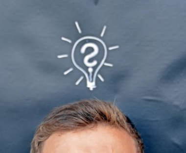 üzerinde bir tabela çizilmiş bir tahta önünde baş 