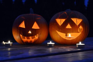 karanlıkta parlayan ürkütücü küçük cadılar bayramı kabakları