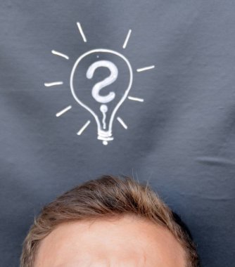 üzerinde bir tabela çizilmiş bir tahta önünde baş 