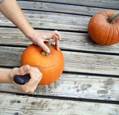 cadılar bayramı için bir kabak kesti