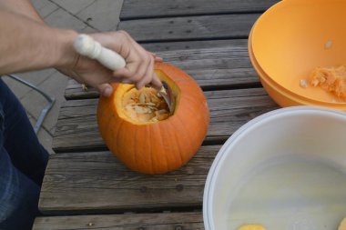 cadılar bayramı için bir kabak kesti