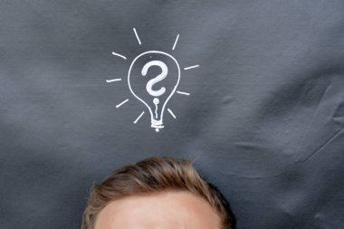 üzerinde bir tabela çizilmiş bir tahta önünde baş 