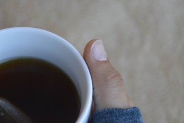 yakın - adam çay içme