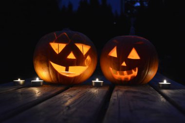 karanlıkta parlayan ürkütücü küçük cadılar bayramı kabakları