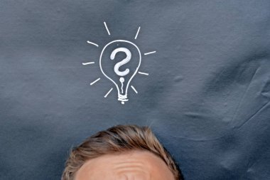 üzerinde bir tabela çizilmiş bir tahta önünde baş 