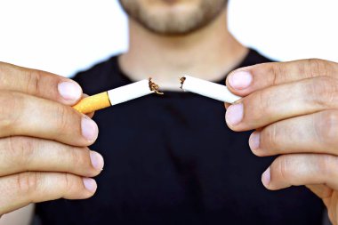 sigarayı iki parçaya ayırın