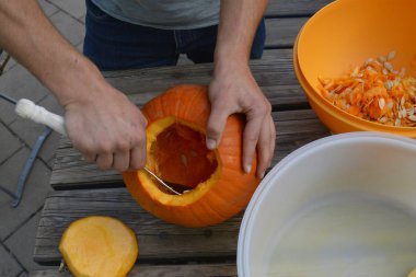 cadılar bayramı için bir kabak kesti