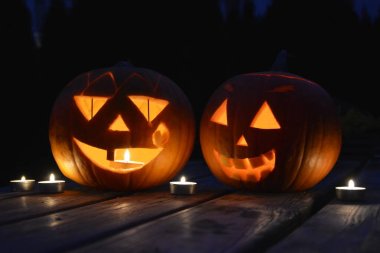 karanlıkta parlayan ürkütücü küçük cadılar bayramı kabakları