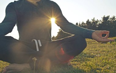 Gün batımında meditasyon yakın 