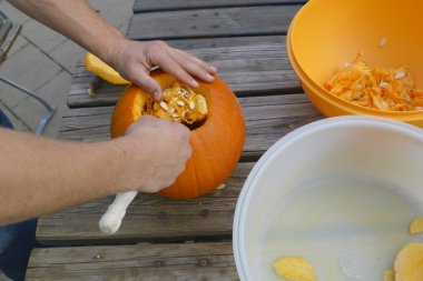 cadılar bayramı için bir kabak kesti