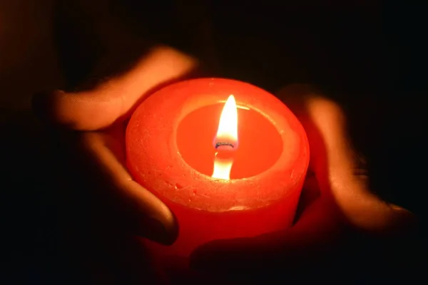 Sosteniendo Una Vela Roja Oscuridad Cerca — Foto de Stock