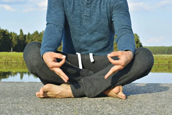 Hombre Meditando Cerca — Foto de Stock