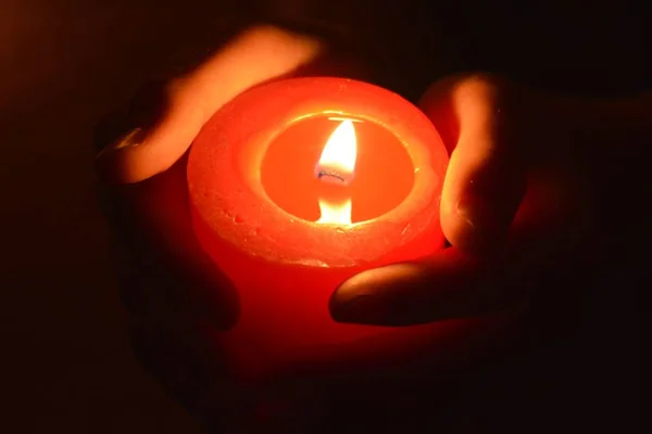 Mit Einer Roten Kerze Der Dunkelheit Nahaufnahme — Stockfoto