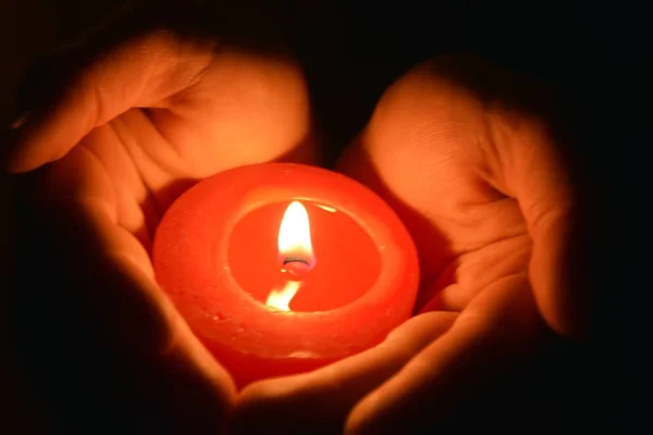 Sosteniendo Una Vela Roja Oscuridad Cerca — Foto de Stock