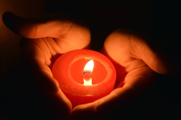 Sosteniendo Una Vela Roja Oscuridad Cerca — Foto de Stock