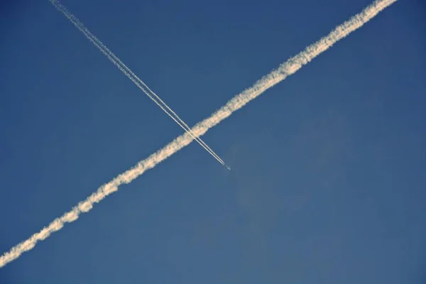 Gökyüzünde Chemtrail — Stok fotoğraf