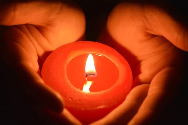 Sosteniendo Una Vela Roja Oscuridad Cerca — Foto de Stock