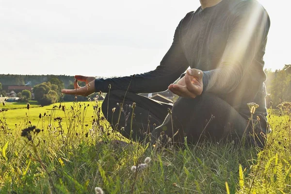 Hombre Meditando Cerca — Foto de Stock