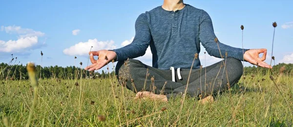 Meditando Atardecer Cerca — Foto de Stock