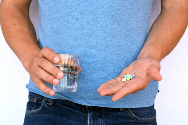 錠剤とコップの水を持つ男 — ストック写真