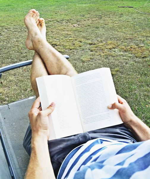 Laying Garden Read — Stock Photo, Image