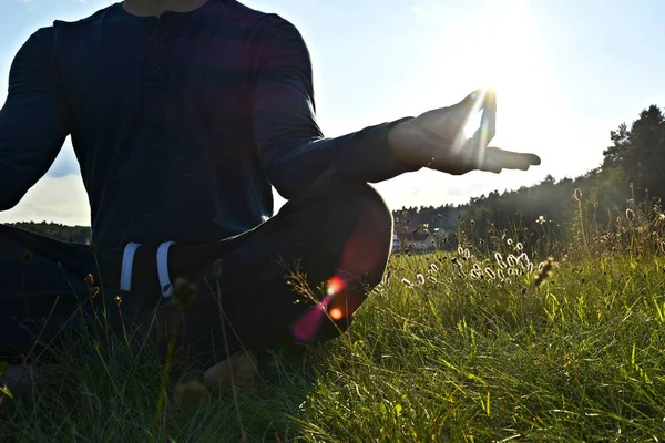 Meditando Atardecer Cerca — Foto de Stock