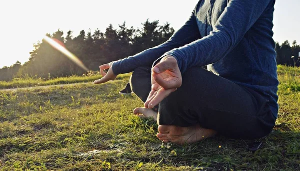 Meditando Atardecer Cerca — Foto de Stock