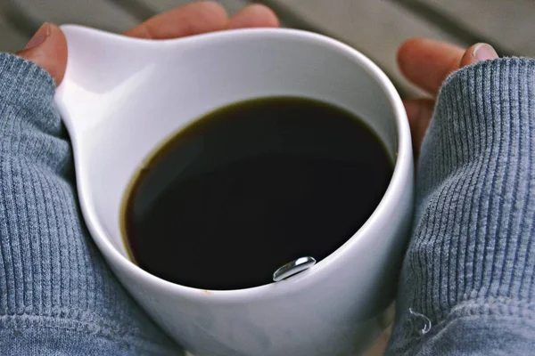 Sosteniendo Café Mano — Foto de Stock