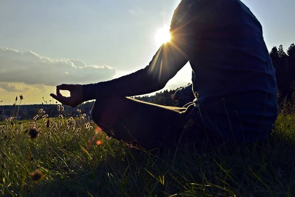 Meditando Atardecer Cerca — Foto de Stock