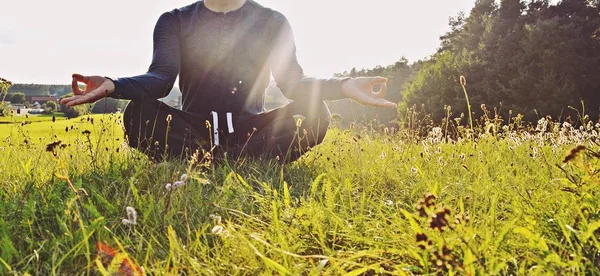 Hombre Meditando Cerca — Foto de Stock