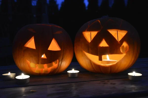 Spöklika Lilla Halloween Pumpor Glödande Mörkret — Stockfoto
