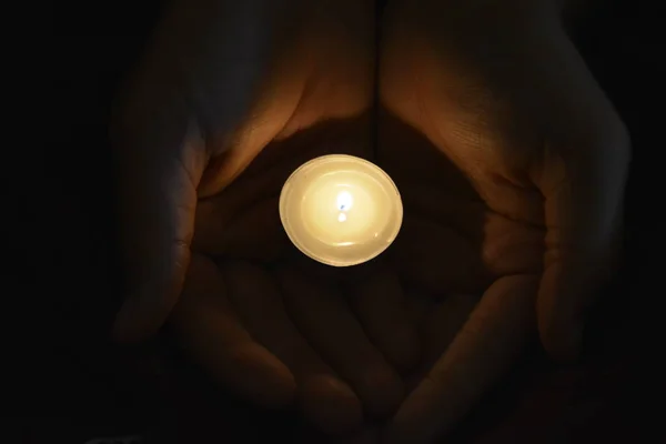 Homem Segurando Tealight Ardente Suas Mãos — Fotografia de Stock