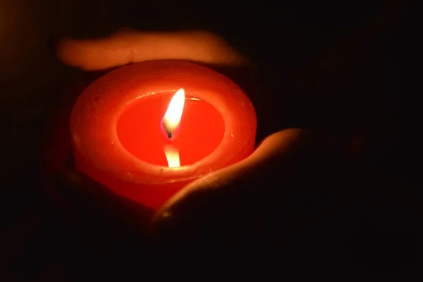 Mit Einer Roten Kerze Der Dunkelheit Nahaufnahme — Stockfoto