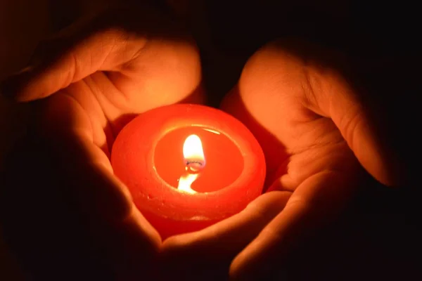 Sosteniendo Una Vela Roja Oscuridad Cerca — Foto de Stock