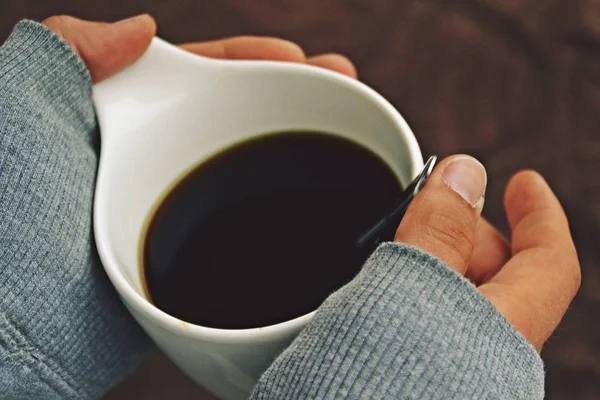 Elinde Bir Kahve Tutma — Stok fotoğraf