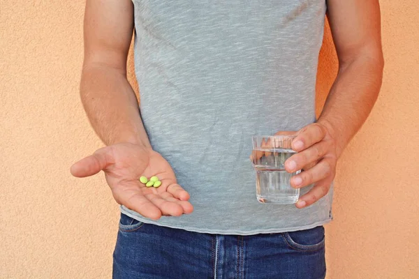 Homme Tenant Des Pilules Verre Eau — Photo