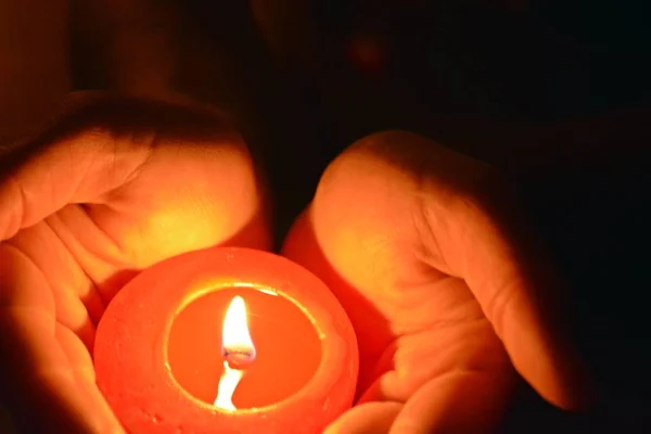 Sosteniendo Una Vela Roja Oscuridad Cerca — Foto de Stock