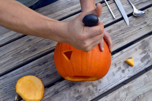 Kürbis Für Halloween Aushöhlen — Stockfoto