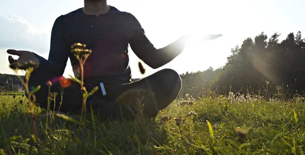 Meditando Atardecer Cerca — Foto de Stock
